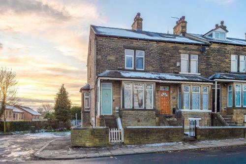 Exterior view, Beautiful Bradford 3 Bedroom Home Sleeps 8 with Parking by PureStay in Wyke