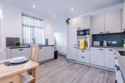 Kitchen, Beautiful Bradford 3 Bedroom Home Sleeps 8 with Parking by PureStay in Wyke