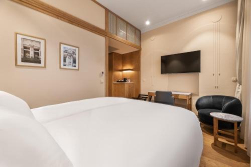 Superior Comfort Queen Room image 6