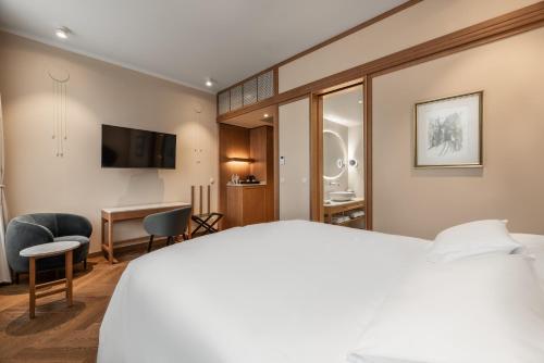 Superior Comfort Queen Room image 3