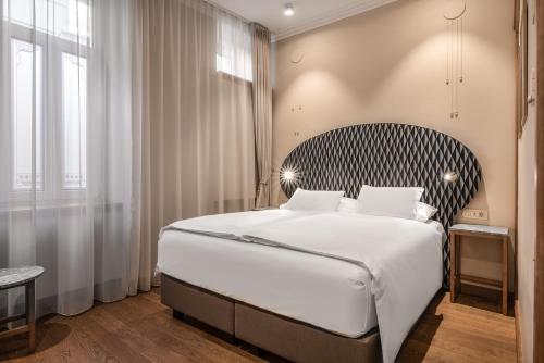 Superior Comfort Queen Room image 7