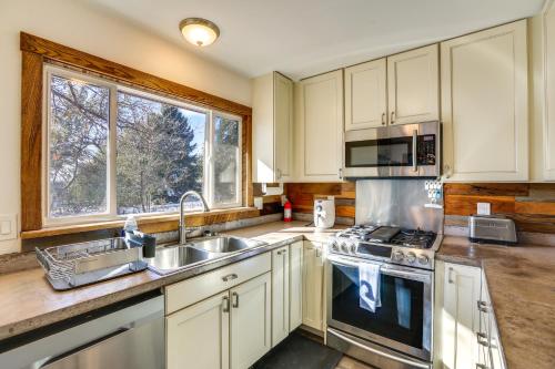 Lakewood Gem with Deck about 7 Mi to Downtown Denver in Lakewood, USA