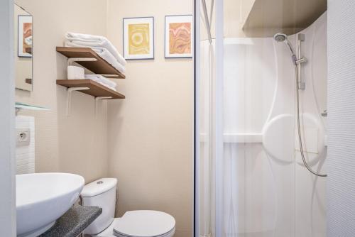 Standard Double Room image 8