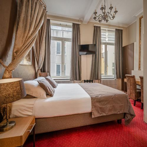 Standard Double Room image 7