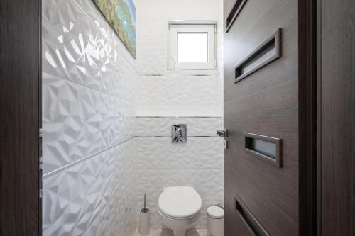 Comfortable quiet apartment in the city center - image 4