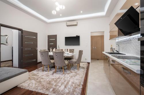 Comfortable quiet apartment in the city center - image 4