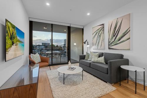 The Riverview - Brand New Modern 2BR with King Bed, Parking & Pool, Gold Coast (photo 7)
