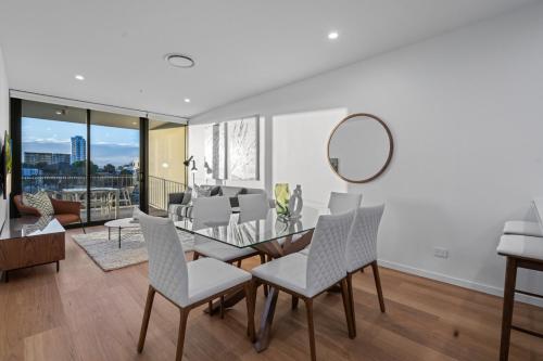 The Riverview - Brand New Modern 2BR with King Bed, Parking & Pool, Gold Coast (photo 8)