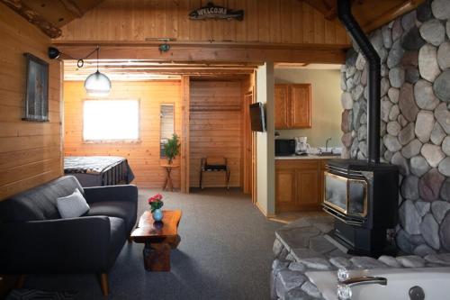 2401 - Oak Knoll Studio with Jacuzzi #2 cabin