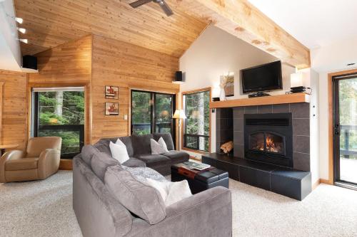 Telemark 14 - Townhome with a View, 5 Minute Walk to Village - Whistler Platinum