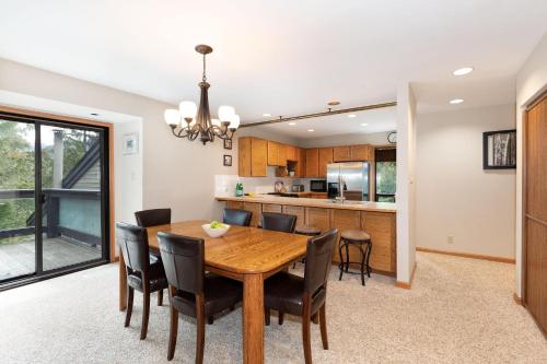 Telemark 14 | Ski-in Townhome! 5 Min Walk to Whistler Village w/ Fireplace & Laundry in Whistler, Canada