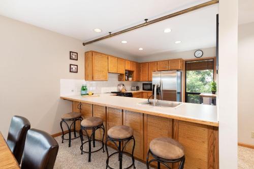 Telemark 14 | Ski-in Townhome! 5 Min Walk to Whistler Village w/ Fireplace & Laundry in Whistler, Canada
