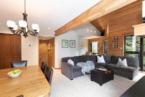 Telemark 14 | Ski-in Townhome! 5 Min Walk to Whistler Village w/ Fireplace & Laundry in Whistler, Canada