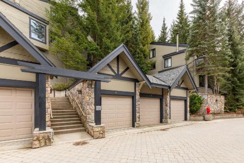 Telemark 14 | Ski-in Townhome! 5 Min Walk to Whistler Village w/ Fireplace & Laundry in Whistler, Canada