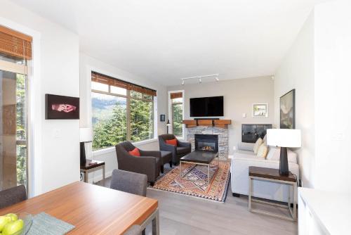 Taluswood The Bluffs 13 | Stunning Mountain View Townhome w/ Ski Access & Shared Hot Tub in Whistler, Canada