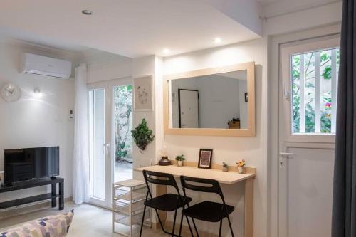 Renovated and cozy apartment close to metro, Athens (photo 2)