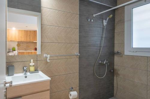 Renovated and cozy apartment close to metro, Athens (photo 3)