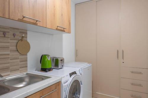 Renovated and cozy apartment close to metro, Athens (photo 7)