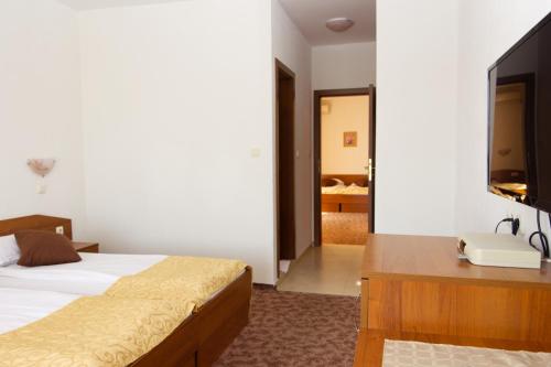 Two-Bedroom Suite with Sea View image 10