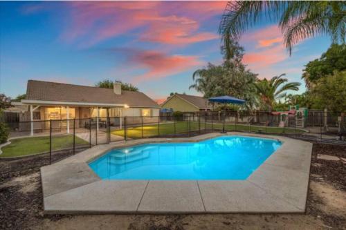 Revitalizing 3 Bedroom Home With Pool, Pet-Friendly, Wi-fi photo 2
