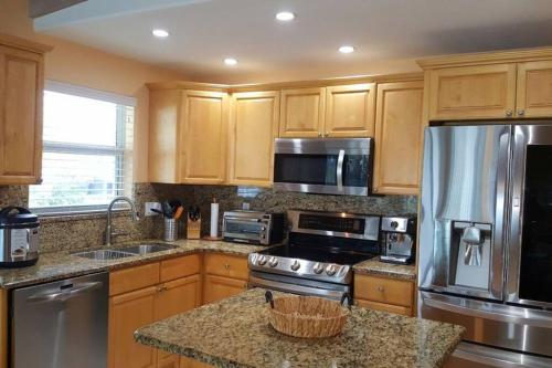 Waterfront House with 37ft Dock & Cabana Club in Key Colony Beach, USA