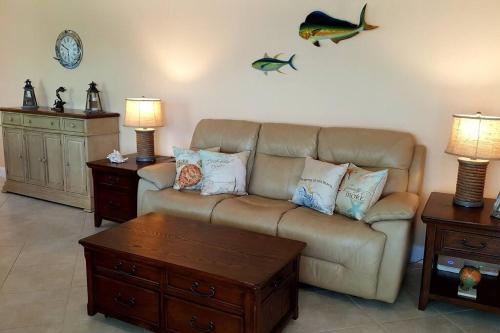 Waterfront House with 37ft Dock & Cabana Club in Key Colony Beach, USA