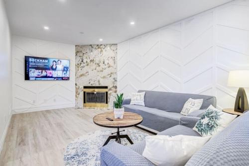 Family Lounge - 4BR, Crib and Patio BBQ