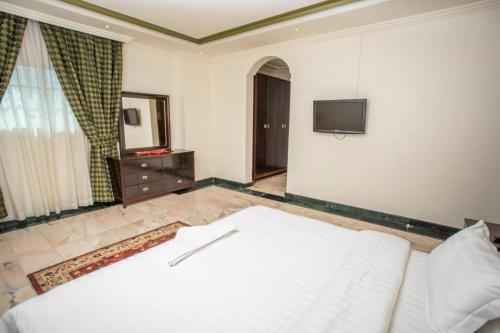 Delmon Hotel Suites - image 7