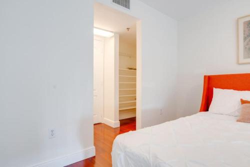 Stylish 1BR APT with Ocean and City view,pool,parking in Miami, USA