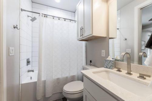 Modern Luxury Meets Cultural Charm near Hotspots in Dallas, USA