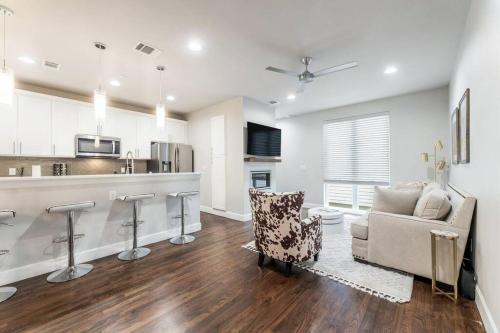 Modern Luxury Meets Cultural Charm near Hotspots in Dallas, USA