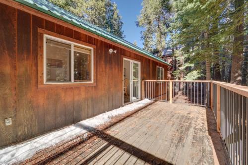 Charming Truckee Cabin 5 Mi to Donner Lake!