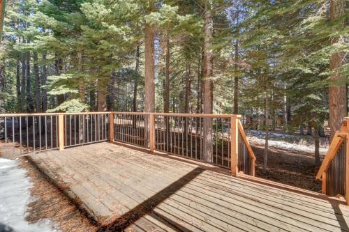 Charming Truckee Cabin 5 Mi to Donner Lake!