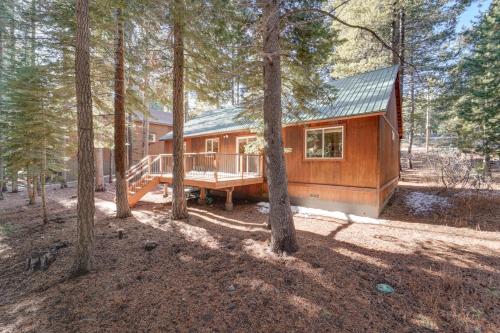 Charming Truckee Cabin 5 Mi to Donner Lake!