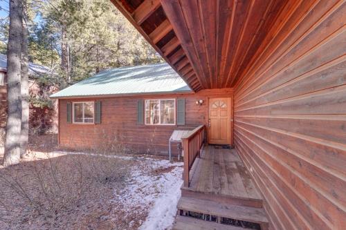 Charming Truckee Cabin 5 Mi to Donner Lake!