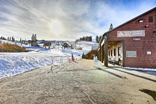 Charming Truckee Cabin 5 Mi to Donner Lake!