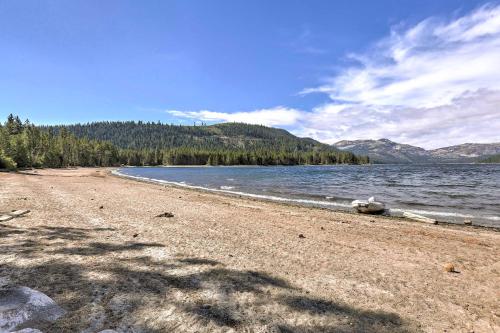 Charming Truckee Cabin 5 Mi to Donner Lake!