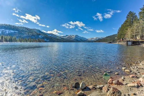 Charming Truckee Cabin 5 Mi to Donner Lake!