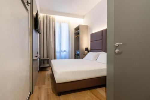 London Hotel - image 6