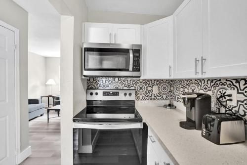 Poinciana Getaway 1BR Apartment Near FLL Airport in Fort Lauderdale, USA