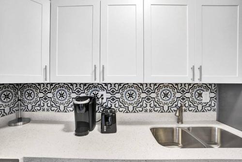 Poinciana Getaway 1BR Apartment Near FLL Airport in Fort Lauderdale, USA