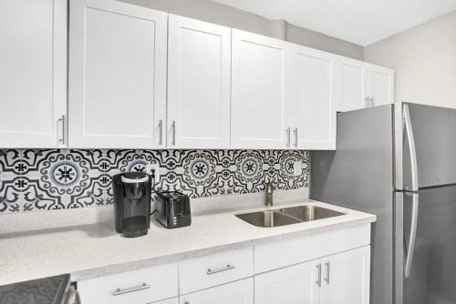 Poinciana Getaway 1BR Apartment Near FLL Airport in Fort Lauderdale, USA