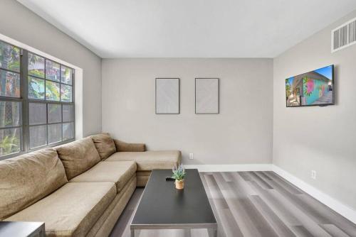 Poinciana Getaway 1BR Apartment Near FLL Airport in Fort Lauderdale, USA