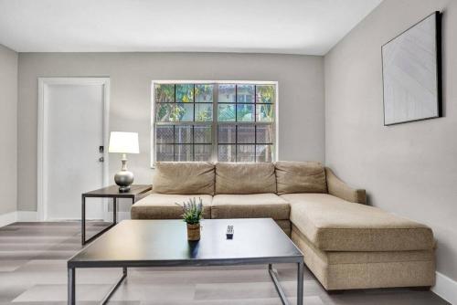 Poinciana Getaway 1BR Apartment Near FLL Airport in Fort Lauderdale, USA