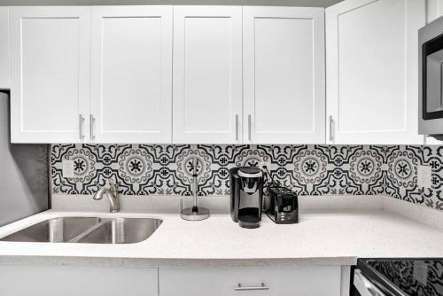Poinciana Getaway 1BR Apartment Near FLL Airport in Fort Lauderdale, USA
