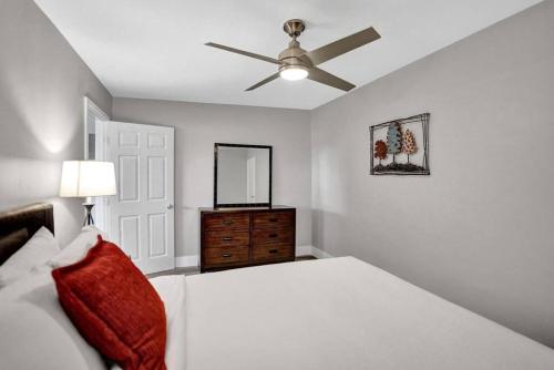 Poinciana Getaway 2BR Apartment Near FLL Airport in Fort Lauderdale, USA