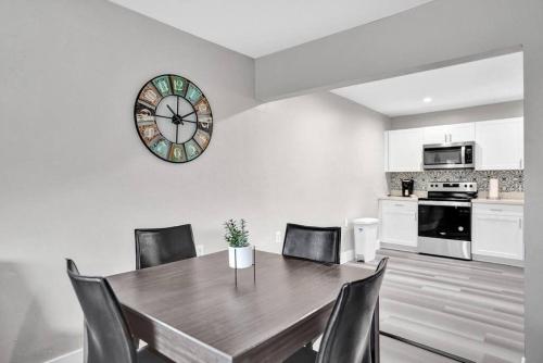 Poinciana Getaway 2BR Apartment Near FLL Airport in Fort Lauderdale, USA