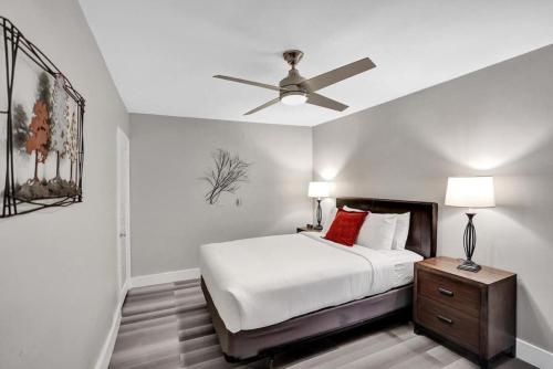 Poinciana Getaway 2BR Apartment Near FLL Airport in Fort Lauderdale, USA