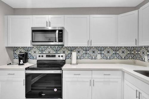 Poinciana Getaway 2BR Apartment Near FLL Airport in Fort Lauderdale, USA