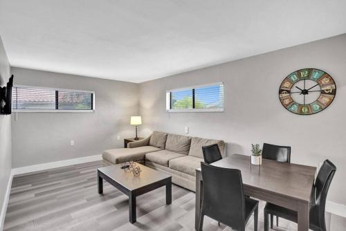 Poinciana Getaway 2BR Apartment Near FLL Airport in Fort Lauderdale, USA